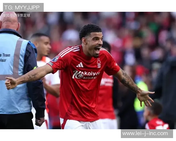 足球明星与素人之间的精彩碰撞与互动揭示了运动的魅力与人性的共鸣 足球明星与素人之间的精彩碰撞与互动揭示了运动的魅力与人性的共鸣